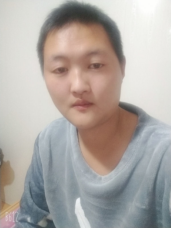 烟圈里透着伤的第二张照片--常州相亲服务中心